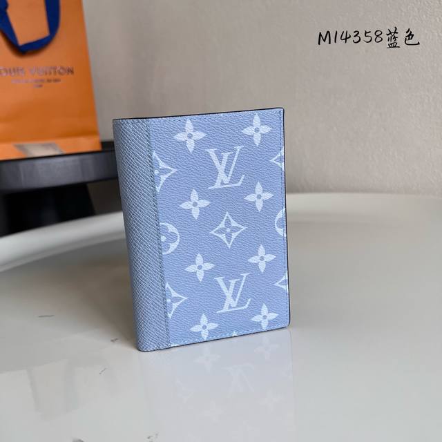 M14358蓝色 這款Taigarama系列的護照封套以同色調的Monogram塗層帆布搭配色調相襯的Taga牛皮，洋溢清新氣息。此實用典雅的配件設有藍色牛皮襯