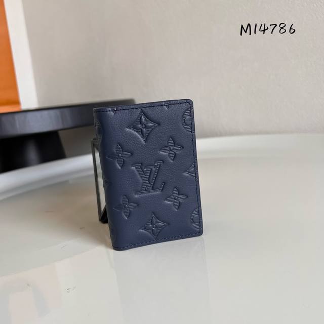 芯片版 口袋钱包 M14786蓝色 Monogram Shadow小牛皮裁制而成的路易口袋钱夹，携带日用物品的优雅之选。饰有经典Monogram压纹的Monog