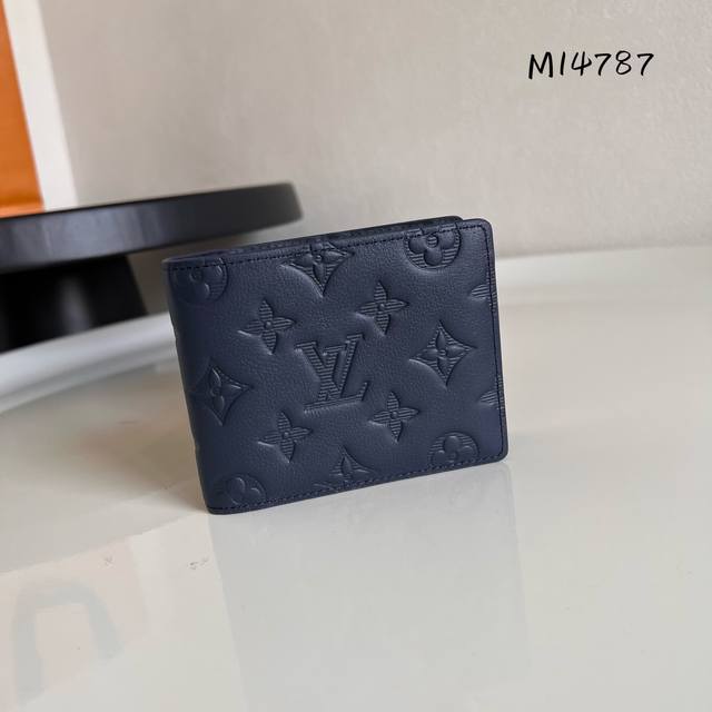 芯片版 M14787蓝色 男士短夹 此款路易威登Multiple钱夹设计清爽简洁，蓝色Monogram Shadow小牛皮面料质地十分柔软，饰有标志性Monog
