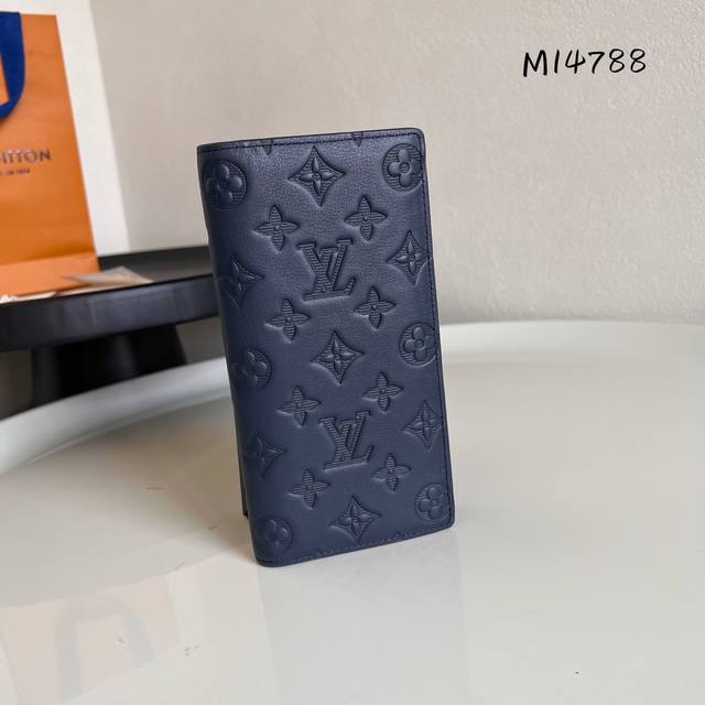 芯片版 Brazza 西装夹 M147P蓝色 优雅的外观设计搭配黑色Monogram Shadow小牛皮，此款十分柔软的Brazza钱夹饰有浅浅的标志性Mono