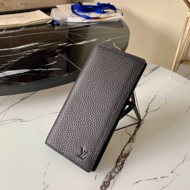 M58192黑色 荔枝纹西装夹 優雅一詞是對 Brazza 的最佳形容，一款既靈活易用又優雅的錢包，可輕易收納入胸前口袋。以極柔軟又耐用的 Taurillon