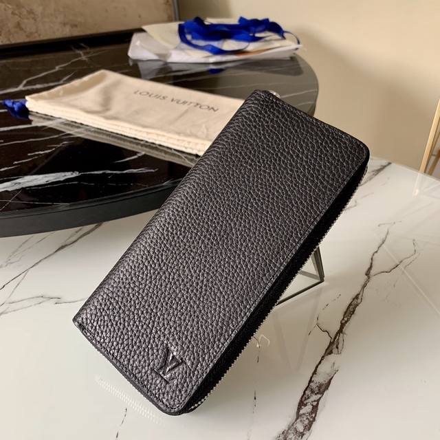 M58412黑色 荔枝纹男士拉链包 這款 Zippy Wallet Vertical直式拉鏈錢包可容納現鈔、卡片和零錢,而且設計既時尚又實用,設有多個口袋和隔層 M58412黑色 荔枝纹男士拉链包 這款 Zippy Wallet Vertical直式拉鏈錢包可容納現鈔、卡片和零錢,而且設計既時尚又實用,設有多個口袋和隔層