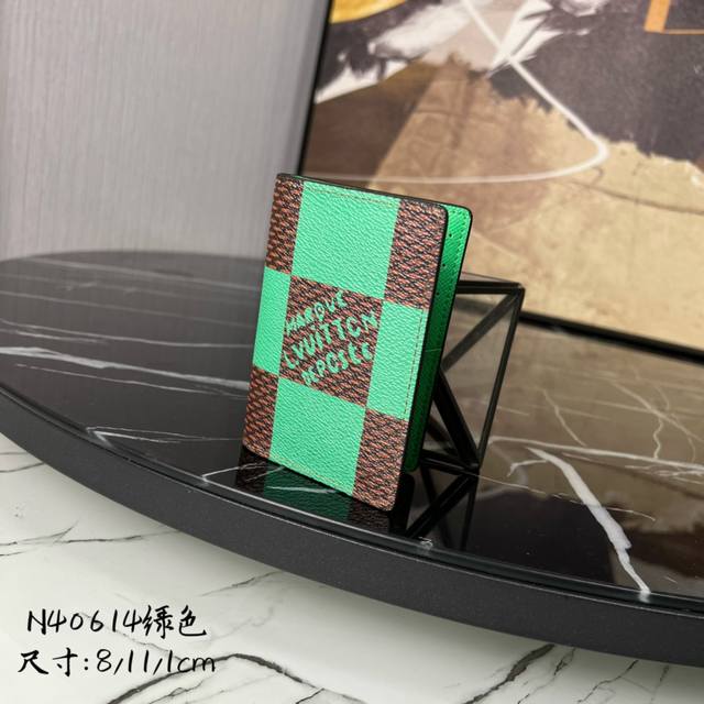 顶级原单 M40614绿色大格子 口袋钱夹钱包系列 新款口袋钱夹讲述 Damier Ldspray 主题的街头艺术风潮。光滑和粒面牛皮革经过特殊印花和压印工艺，