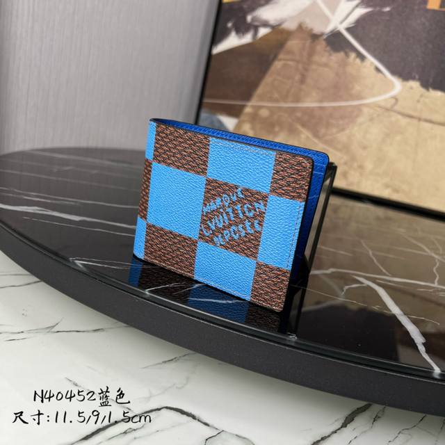 顶级原单 M40452蓝色大格子 西装夹钱包系列 Multiple 钱夹 新款钱夹讲述 Damier Ldspray 主题的街头艺术风潮。光滑和粒面牛皮革经过特