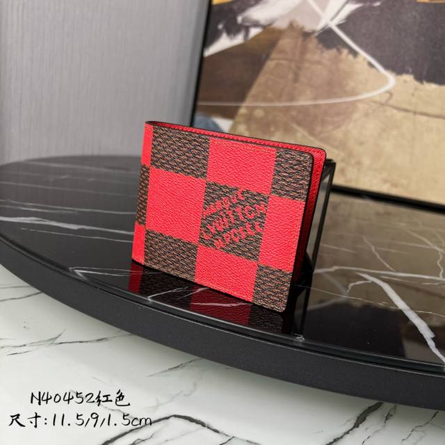 顶级原单 M40452红色大格子 西装夹钱包系列 Multiple 钱夹 新款钱夹讲述 Damier Ldspray 主题的街头艺术风潮。光滑和粒面牛皮革经过特