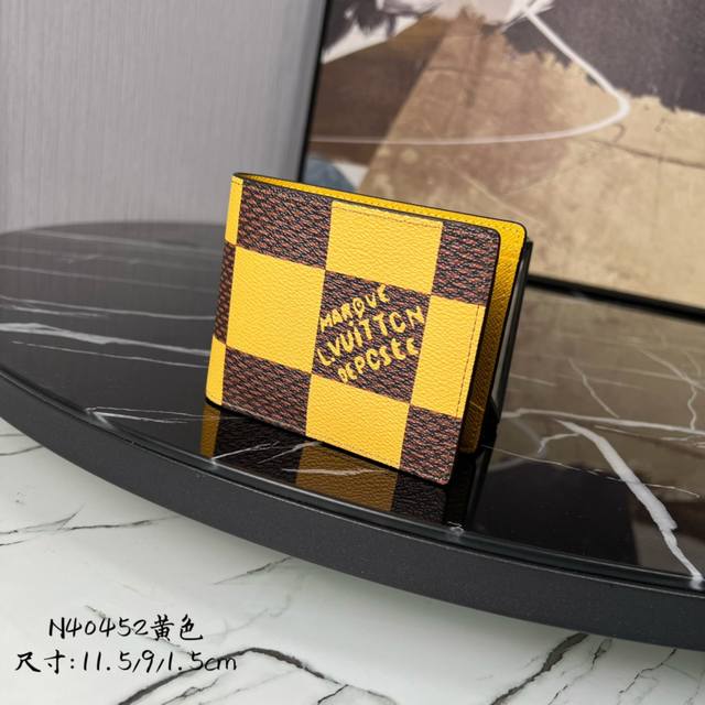顶级原单 M40452黄色大格子 西装夹钱包系列 Multiple 钱夹 新款钱夹讲述 Damier Ldspray 主题的街头艺术风潮。光滑和粒面牛皮革经过特 顶级原单 M40452黄色大格子 西装夹钱包系列 Multiple 钱夹 新款钱夹讲述 Damier Ldspray 主题的街头艺术风潮。光滑和粒面牛皮革经过特