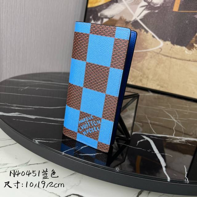 顶级原单 M40451蓝色大格子 西装夹钱包系列 Brazza 钱夹 新款钱夹讲述 Damier Ldspray 主题的街头艺术风潮。光滑和粒面牛皮革经过特殊印