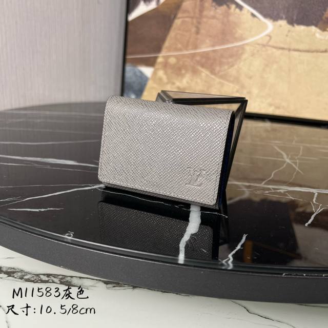 芯片版 。 M11583灰色十字纹！Enveloppe Carte De Visite 名片夹、采用Damier Graphite涂层帆布面料，此款修长而精致的