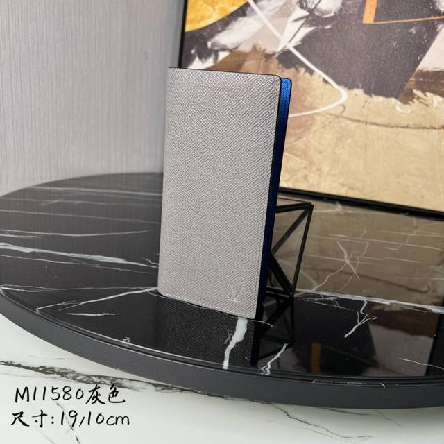 芯片版 。M11580灰色十字纹！这款皮夹是为了纪念居住于非洲的探险家Pierre Savorgnan De Brazza而制，采用Damiergraphite