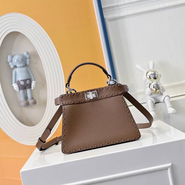 特级原厂配全套包装 型号0056 细节：黑色手缝，Peekabooiseeu中号手袋，荔枝纹小牛皮材质，两侧缀以经典的扭锁，软纳帕皮革衬里，两个隔层由硬质隔板隔