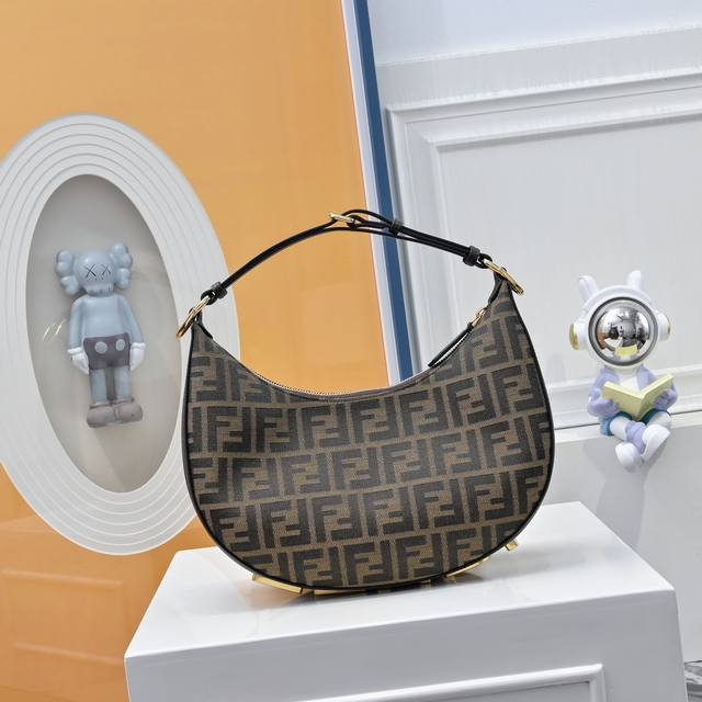 顶级配全套包装盒 型号0058 尺寸29， Fend1Praphy腋下包，以月牙造型为特色，把经典金属大Logo[Fend1]装饰在包包底部，包包的轮廓很贴切身