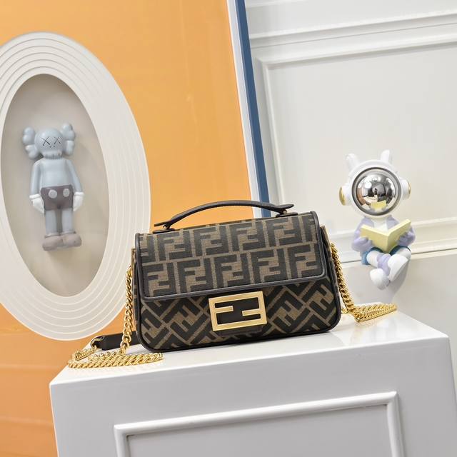 顶级配全套包装盒 型号0052官网最新双F老花链条法棍包出货 Fendi Baguette手袋，配有滑链肩带，配官网原版双F布料，前幅缀以Ff搭扣。设有正面翻盖