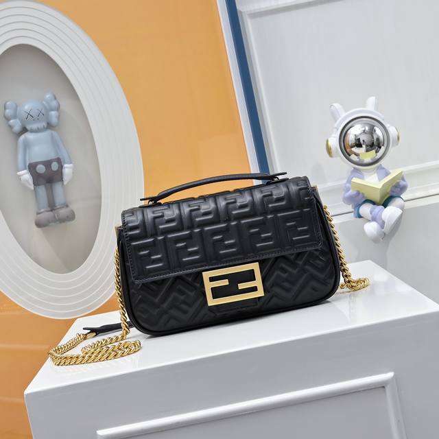 顶级原单配全套包装盒 型号005经典的浮雕 ,软软的羊皮手感包括包型质感都超Ok,搭配不可拆卸滑动式链条肩带做到一体化~~ Size:24×7×13Cm 顶级原单配全套包装盒 型号005经典的浮雕 ,软软的羊皮手感包括包型质感都超Ok,搭配不可拆卸滑动式链条肩带做到一体化~~ Size:24×7×13Cm