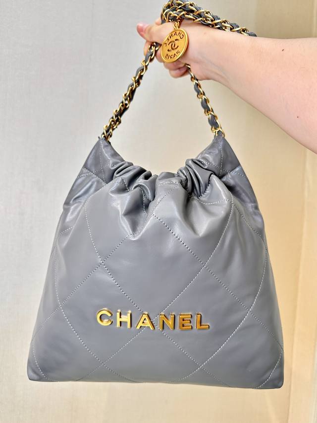 小香 3260 3261 下面重点来看金币和链条细节，采用精钢材质，一枚镂空双C金币吊坠，自然做旧风格非常复古，镂空边边角角纯手工打磨 精致细腻，反面重点看：金