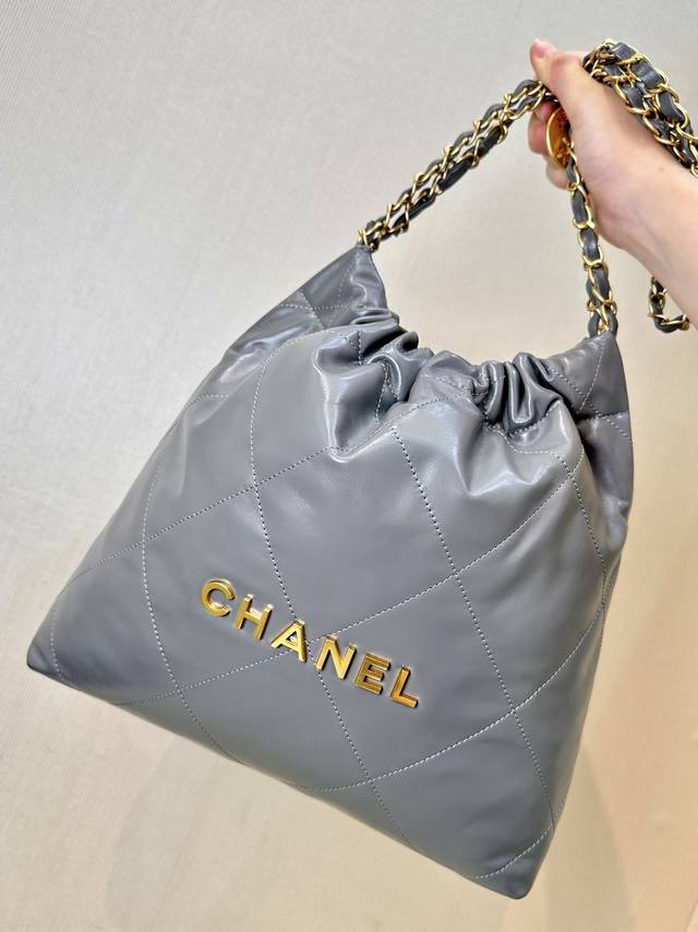 小香 3260 3261 咱们的东西从来靠口碑说话；拍照你们看不出来，样子货，一比对知就道咱们一一直直拿到的是都法国切片成半品发回来的东西；五皮金质都是真的，市