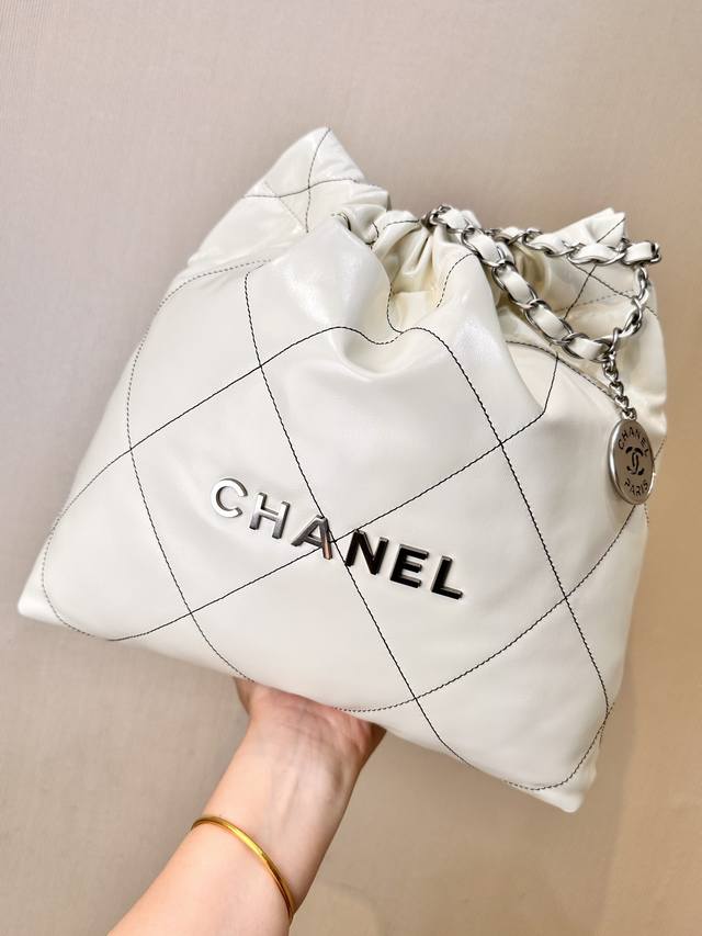 小香 3260 3261 五金细节，一枚双C金币吊坠，镂空边边角角纯手工打磨 精致细腻，表面平滑，正圆！尽显高级质感，顶级五金，五金中的爱马S