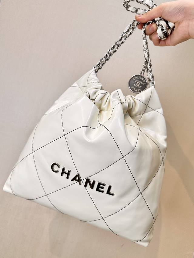 小香 3260 3261 包身扁平的菱格绗缝被形容是“垃圾袋”、“防尘袋”什么都能往里塞！正是现在年轻人最爱的感觉~ 最抢眼的包身自带油亮感的小牛皮，视觉上有点