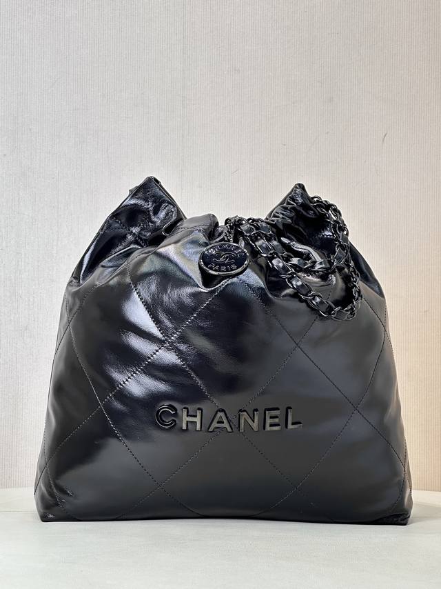 小香 3260 小号 22 Bag具备足够的空间，能够装下女生日常出门所需的各类物品，链条长度适中，适合身高在165Cm以下的女生。 虽然可以装下13英寸的Ma