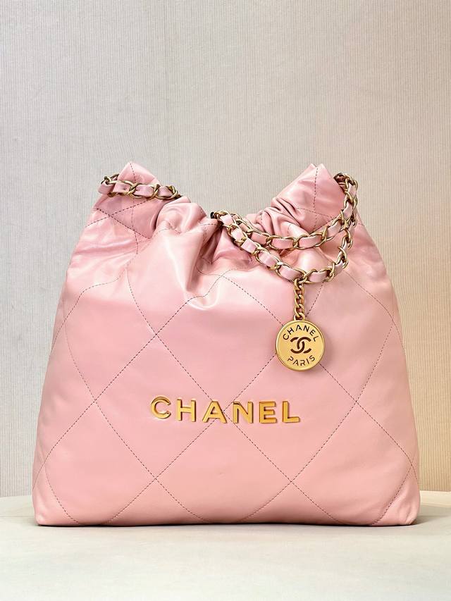 小香 3260 小号粉金 小号22 Bag具备足够的空间,能够装下女生日常出门所需的各类物品,链条长度适中,适合身高在165Cm以下的女生。 虽然可以装下13英 小香 3260 小号粉金 小号22 Bag具备足够的空间,能够装下女生日常出门所需的各类物品,链条长度适中,适合身高在165Cm以下的女生。 虽然可以装下13英