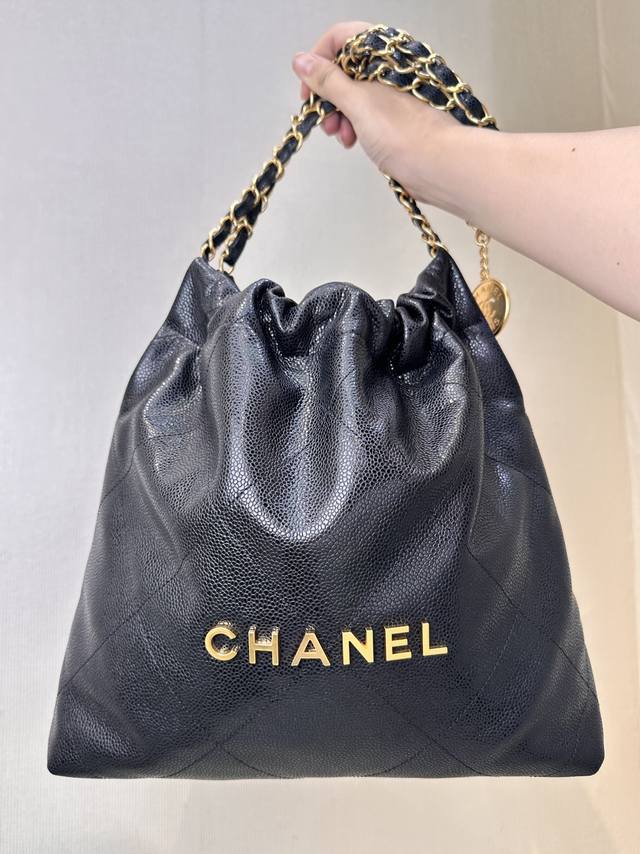 小香 3260 3261 美!鱼鳞片自然光下很通透光泽!而且其最最大的特点就是!极其的软软软,实物真的把牛皮鱼子酱做出羊皮的手感,而且鱼子酱的耐造性会比老款皮提 小香 3260 3261 美!鱼鳞片自然光下很通透光泽!而且其最最大的特点就是!极其的软软软,实物真的把牛皮鱼子酱做出羊皮的手感,而且鱼子酱的耐造性会比老款皮提