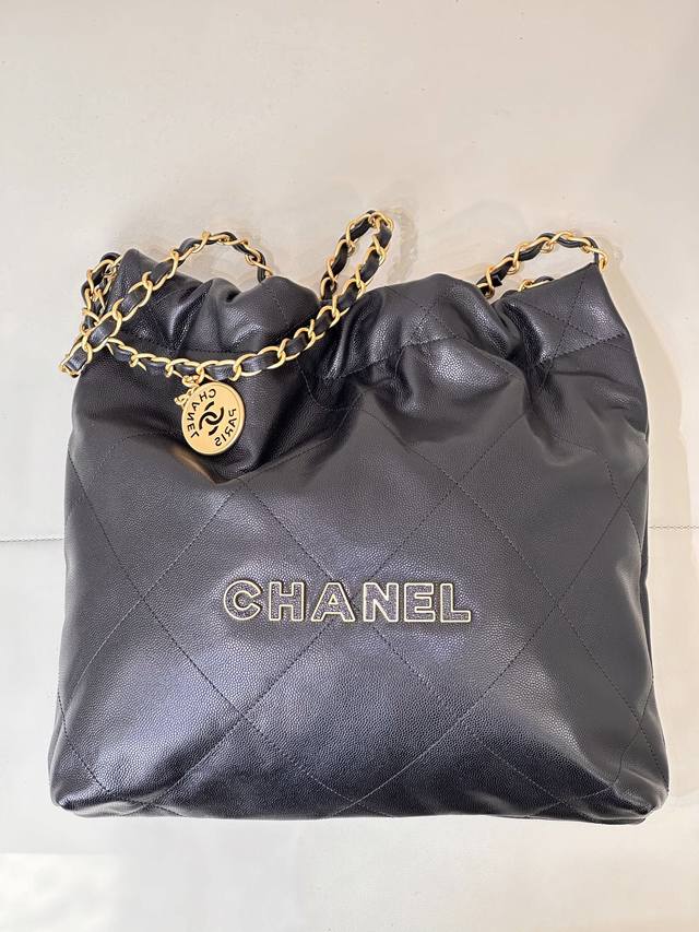 小香 3260 黑色 小号 包身扁平的菱格绗缝被形容是“垃圾袋”、“防尘袋”什么都能往里塞!正是现在年轻人最爱的感觉~ 最抢眼的包身鱼子酱牛皮,视觉上有点介于普 小香 3260 黑色 小号 包身扁平的菱格绗缝被形容是“垃圾袋”、“防尘袋”什么都能往里塞!正是现在年轻人最爱的感觉~ 最抢眼的包身鱼子酱牛皮,视觉上有点介于普