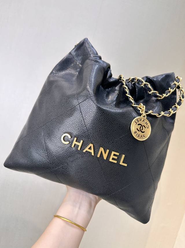 小香 3260 3261 1来看五金，Yuan货，质感无敌，工艺复杂，纯铜坯底，镀钯金，再镀金，最后做旧处理，先镀钯金为的是表面的真金电镀层更加稳定耐用，表面厚