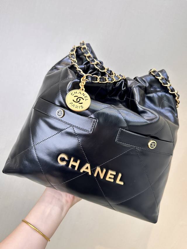 小香 3260 比起以往黑金版本,此新品除新增外置子母插袋外,链条做旧感哑光感更强,主标和金币成色出入不大~倒角小双C改动较为明显,加厚版的砂金~ 小香 3260 比起以往黑金版本,此新品除新增外置子母插袋外,链条做旧感哑光感更强,主标和金币成色出入不大~倒角小双C改动较为明显,加厚版的砂金~