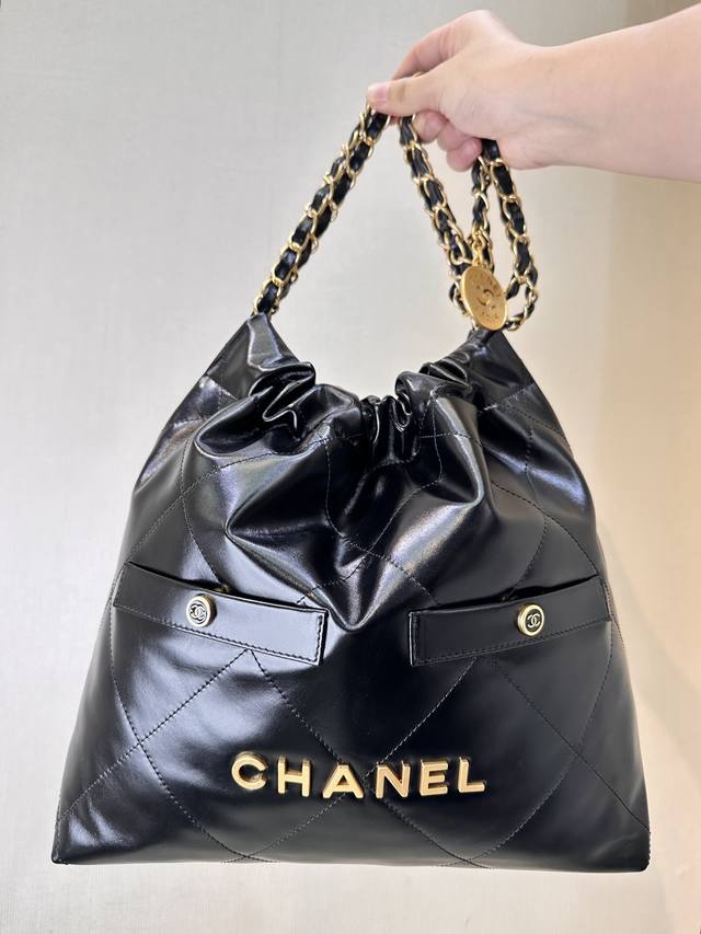 小香 3260 皮质和包身材质选用了Montebello 胎牛，这种材质不仅触感细腻，而且光泽感极佳，给人一种奢华而不失低调的感觉，包袋底部的皮革整体缝合自然一