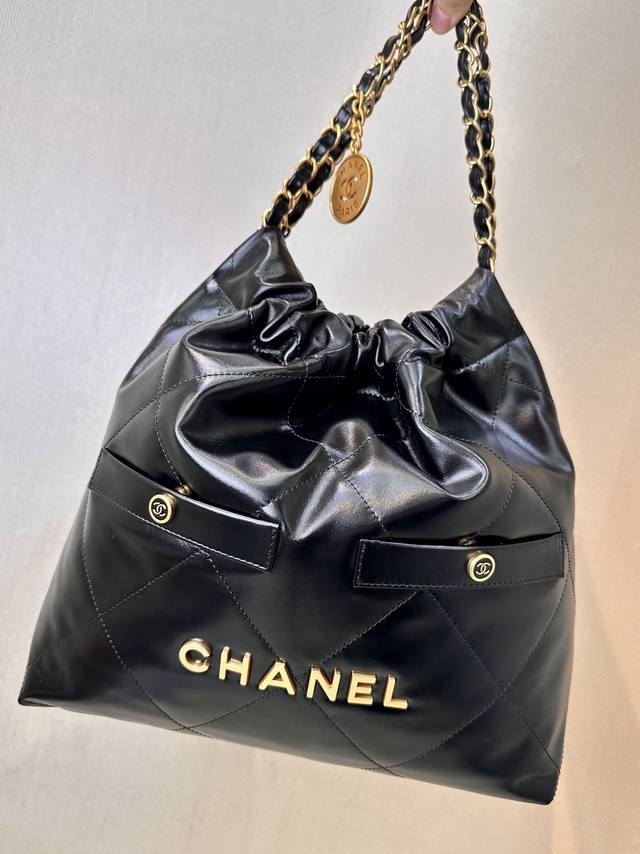 小香 3260 新款Chane*22 Bag，新增两个装饰性极高的小口袋，为整体设计增添几分千金感～扁平的菱格衔缝和皮革穿链元素，链条上有一枚镂空双C大金币点缀