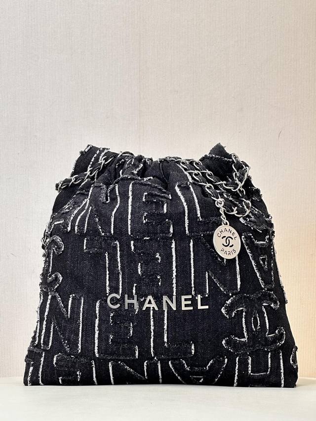 小香 3260 Chane*24A “冷水洗”丹宁牛仔22Bag，之前出了一款蓝色的，这次黑色也到货了 超起范！此24A新款新增涂鸦大Logo刺绣元素，很有前卫