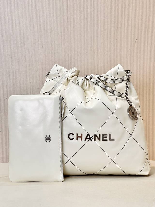 小香 3260 白银小号 包身手感非常柔软，放沉一点的东西更能背出想要的随性感，所以日常出街都不用怕东西多而使包型变得不好看，设计师在这款包上真的花了心思的，绝