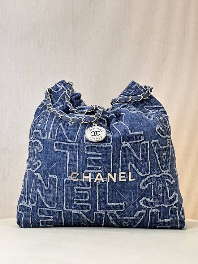 小香 3260 小号 这个牛仔布的颜色真的是太好看了，不得不佩服设计师的选材和对色彩的把控，太懂小姐姐们的心思了～