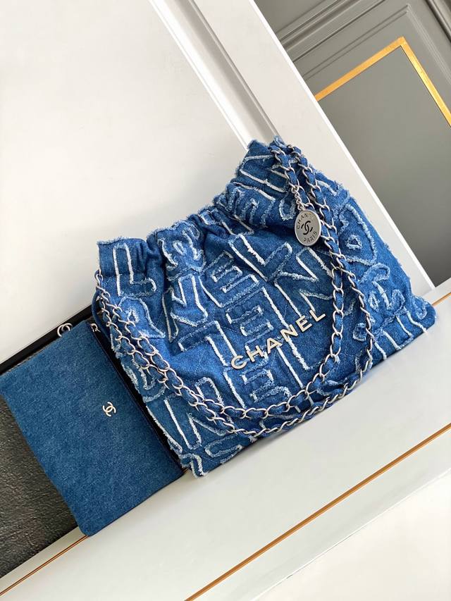 小香 出口产品 质量保证Chanel 24A丹宁牛仔！印花刺绣毛边牛仔22Bag仍然是同色系皮穿链，五金全部是银色，和蓝色真的好搭！吸睛又时髦儿～充满了清冷清凉