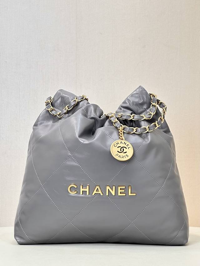 小香 3260 小号灰金 比黑色特别,不容易撞包 不同光线下看,灰色的感觉不一样 小香 3260 小号灰金 比黑色特别,不容易撞包 不同光线下看,灰色的感觉不一样