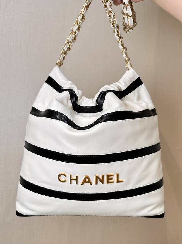 小香 3260 先看下实物质感，其它地区的皮很难有这样油润质感 原厂意大利专供小香皮料，好皮中的战斗机，这种皮柔韧性和油性都很好，用的时间越久就会越通透发亮，所