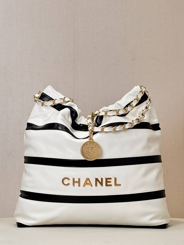 小香 3260 小号：35 37 7Cm 经典黑白配中的时尚单品，全新黑白条纹设计，独特风格，带给你不一样的上身体验得，采用亮面小牛皮细腻有光泽，复古风格五金非