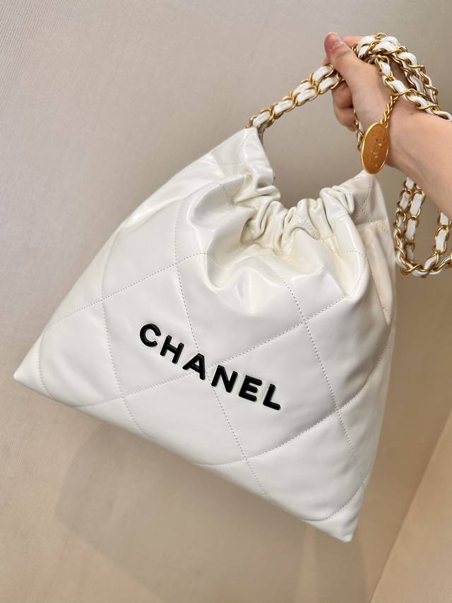 小香 3260 包身扁平的菱格绗缝被形容是“垃圾袋”、“防尘袋”什么都能往里塞！正是现在年轻人最爱的感觉~ 最抢眼的包身自带油亮感的小牛皮，视觉上有点介于普通牛