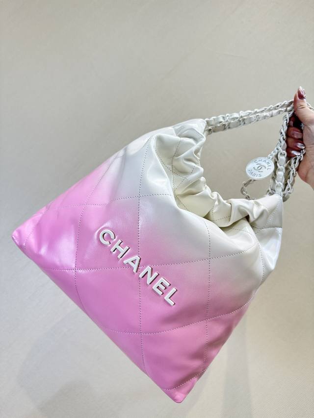 小香 3260 3261 配色真的是惊艳到我了，粉粉嫩嫩的。 特别适合春夏，和樱花，桃花等拍照，简直是小仙女必备的款