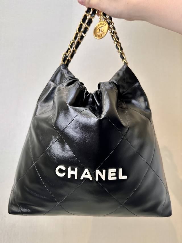 小香 3260 3261 下面重点来看五金细节，一枚双C金币吊坠，镂空边边角角纯手工打磨 精致细腻，表面平滑，正圆！尽显高级质感，顶级五金，五金中的爱马S