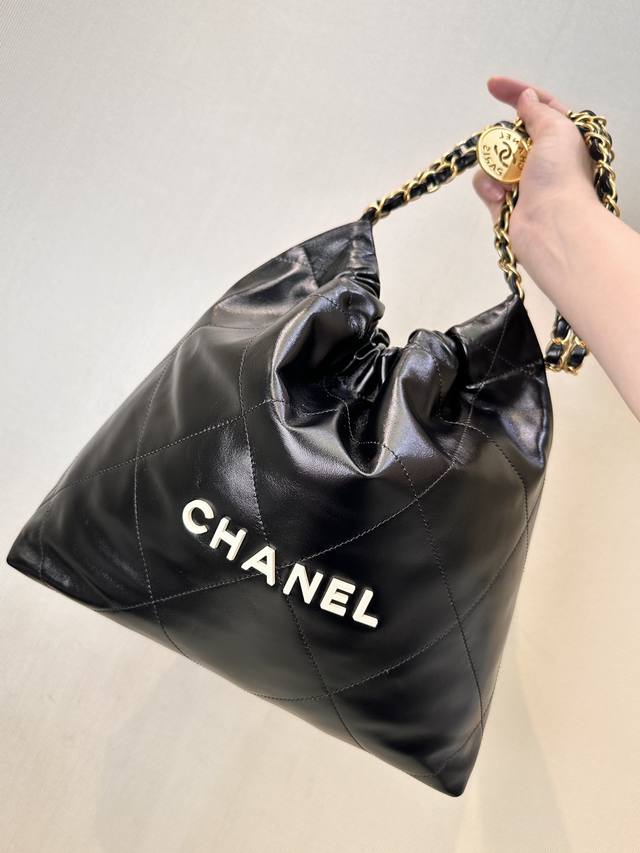 小香 3260 3261 正面Logo标识采用哑光烤漆工艺也是独家精湛工艺,哑光烤漆五金低调奢华,最重要的是完全解决了五金容易氧化的问题,细节质感非常完美,好好 小香 3260 3261 正面Logo标识采用哑光烤漆工艺也是独家精湛工艺,哑光烤漆五金低调奢华,最重要的是完全解决了五金容易氧化的问题,细节质感非常完美,好好