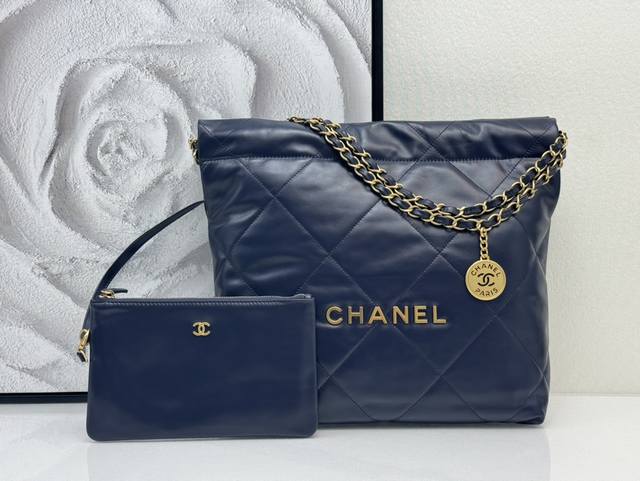 小香 以年份命名的22Bag、如果你错过年度包王19Bag、答应我、不要再错过“它” 尺寸:35*37*7Cm 型号:3260深蓝 金 小香 以年份命名的22Bag、如果你错过年度包王19Bag、答应我、不要再错过“它” 尺寸:35*37*7Cm 型号:3260深蓝 金