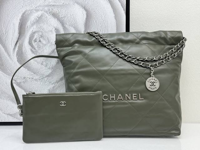 小香 以年份命名的22Bag、如果你错过年度包王19Bag、答应我、不要再错过“它” 尺寸:35*37*7Cm 型号:3260橄揽绿 银 小香 以年份命名的22Bag、如果你错过年度包王19Bag、答应我、不要再错过“它” 尺寸:35*37*7Cm 型号:3260橄揽绿 银