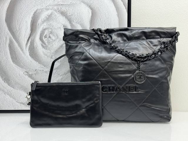 小香 以年份命名的22Bag、如果你错过年度包王19Bag、答应我、不要再错过“它” 尺寸：35*37*7Cm 型号：3260黑 枪