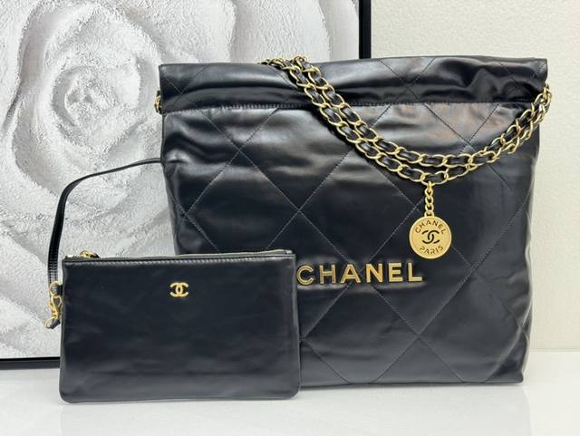 小香 以年份命名的22Bag、如果你错过年度包王19Bag、答应我、不要再错过“它” 尺寸：35*37*7Cm 型号：3260黑 金