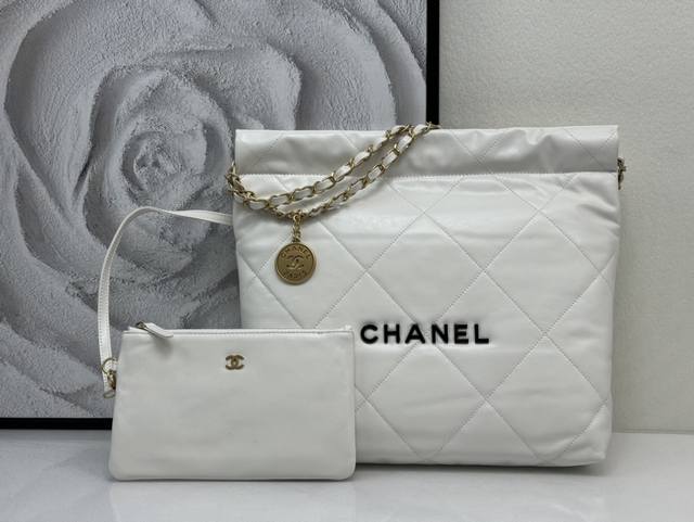 小香 以年份命名的22Bag、如果你错过年度包王19Bag、答应我、不要再错过“它” 尺寸：35*37*7Cm 型号：3260白 金 黑字