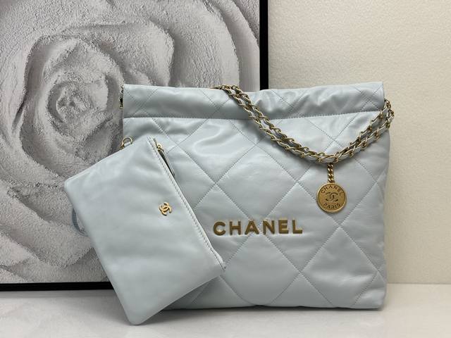 小香 24P新色 以年份命名的22Bag、如果你错过年度包王19Bag、答应我、不要再错过“它” 尺寸：35*37*7Cm 型号：3260雾霾蓝 金