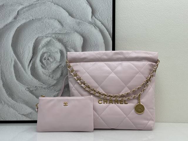 小香 24P新颜色浅粉金扣 以年份命名的22Bag、如果你错过年度包王19Bag、答应我、不要再错过“它” 尺寸：35X37X7Cm 型号：3260 浅粉