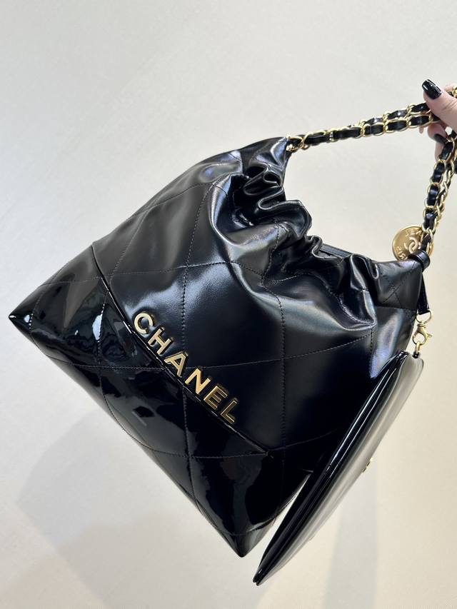 小香 3260 3261 内里细节 构造简单说下，两侧按扣开合，链条束口磁扣开合，内里有可拆卸拉链子袋，拉链隔层，香家复古五金穿皮链条大菱格的制胜法宝这个包都有