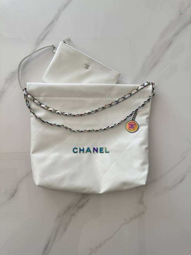 小香 品牌:Chanel型号:As3260白色幻彩五金简介:原单质量，经典之作，华丽与气质的前沿，是你意想不到的尊贵。皮种:原单进口牛皮，里配原版布。五金:原版