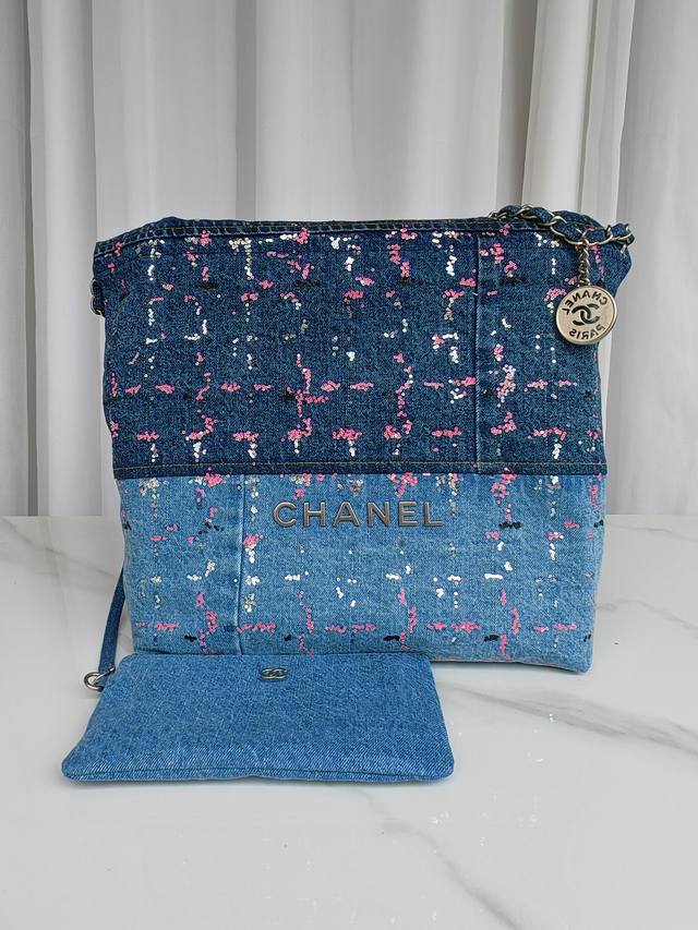 小香 品牌:Chanel型号:As3260简介:原单质量，经典之作，华丽与气质的前沿，是你意想不到的尊贵。皮种:原单洗水拼接牛仔布，进口牛皮，里配原版布。五金: